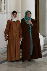 Ghislaine et Marie-Odile avant d'entrer dans la mosque